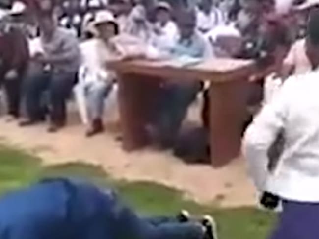 ¡A latigazos! Madre castiga a su hijo en público por robar