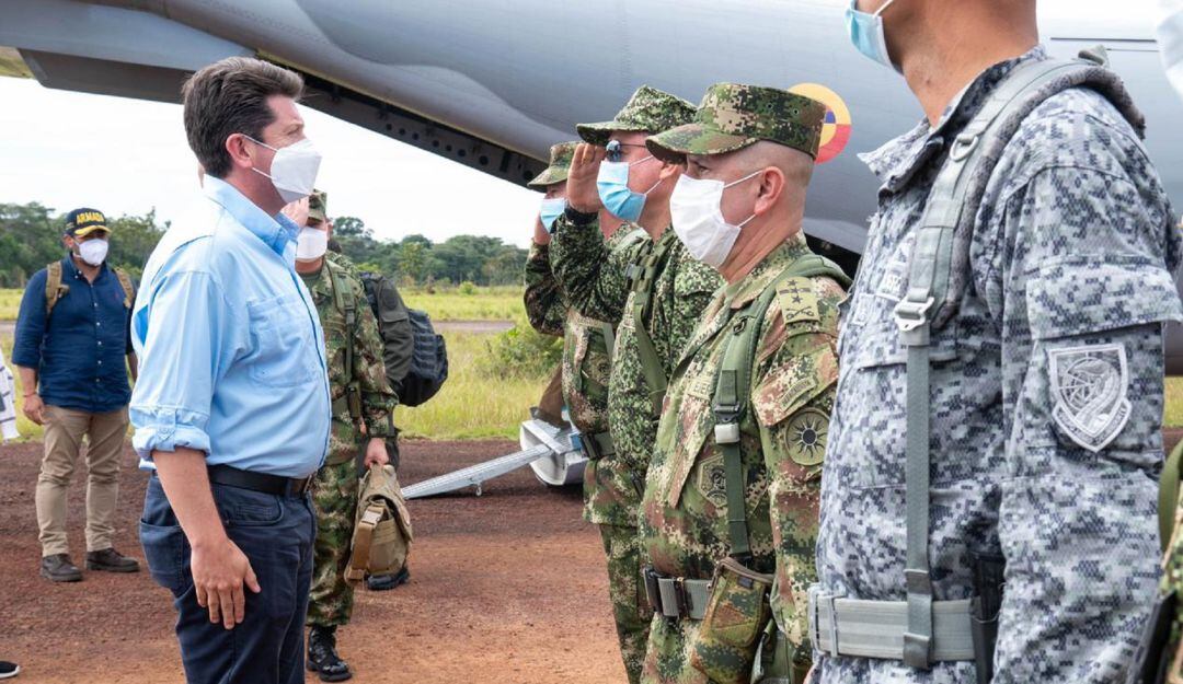 Ministro de Defensa, Diego Molano, en su visita al municipio de Cumaribo.