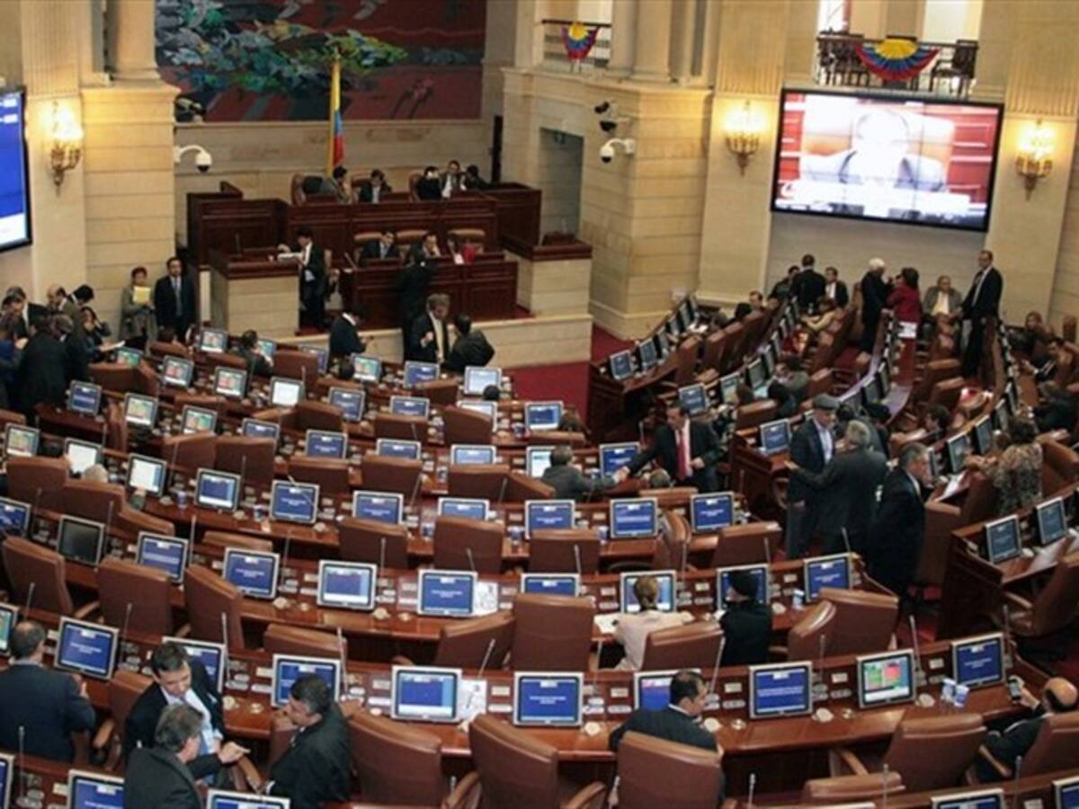 Sorpresa en el Congreso por renuncia de Álvaro Uribe