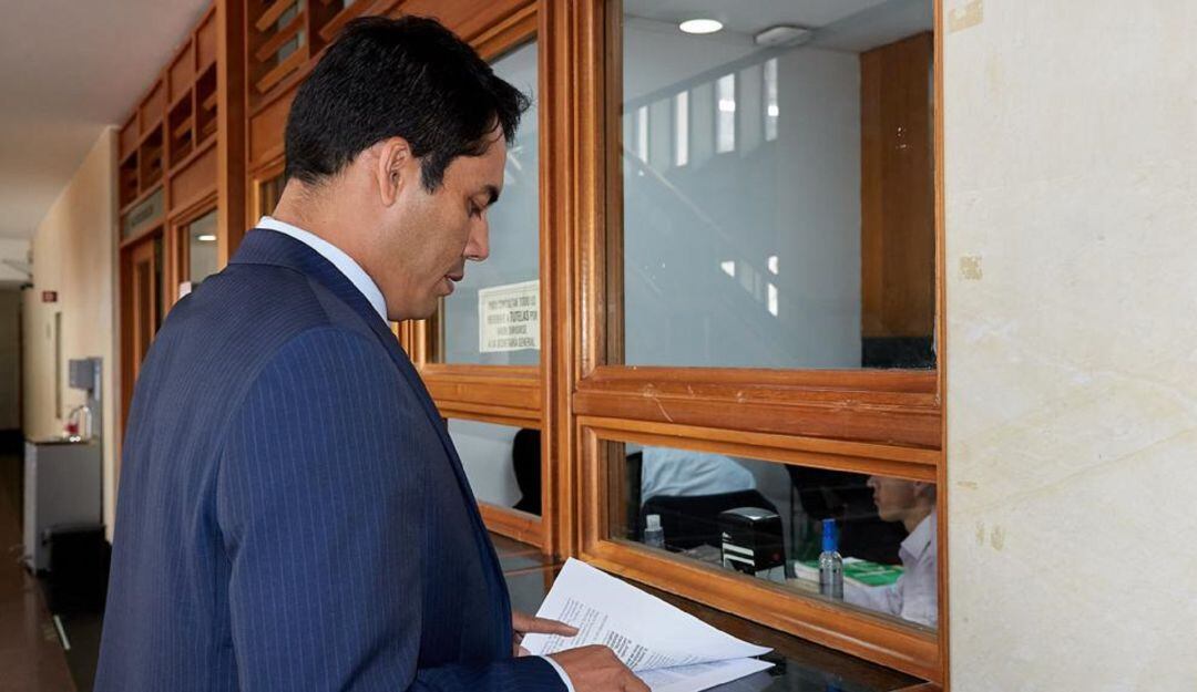 Diego López radicando la demanda en la Corte