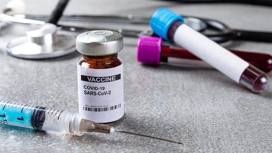 “El problema es que hay escasez de vacunas en el mundo, no es algo de Colombia”: doctor Carlos Álvarez. Foto: Getty Images / JULIO RICCO