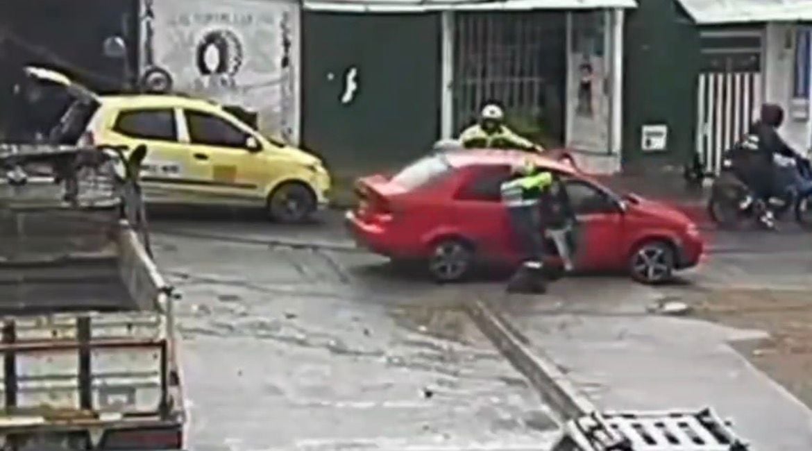 VIDEO: policías recuperaron un carro robado el barrio El Tesoro en Ciudad Bolívar