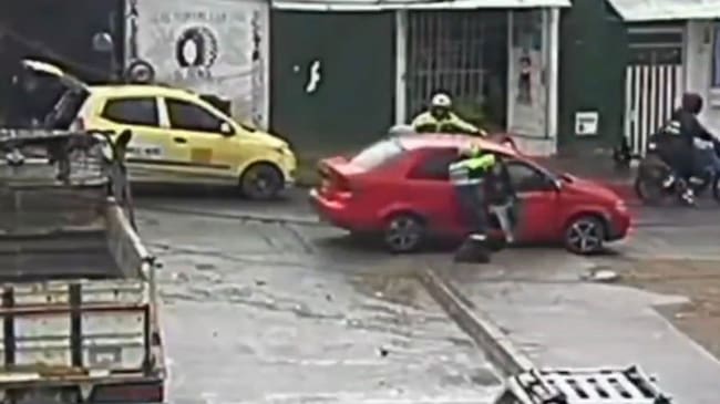 VIDEO: policías recuperaron un carro robado el barrio El Tesoro en Ciudad Bolívar