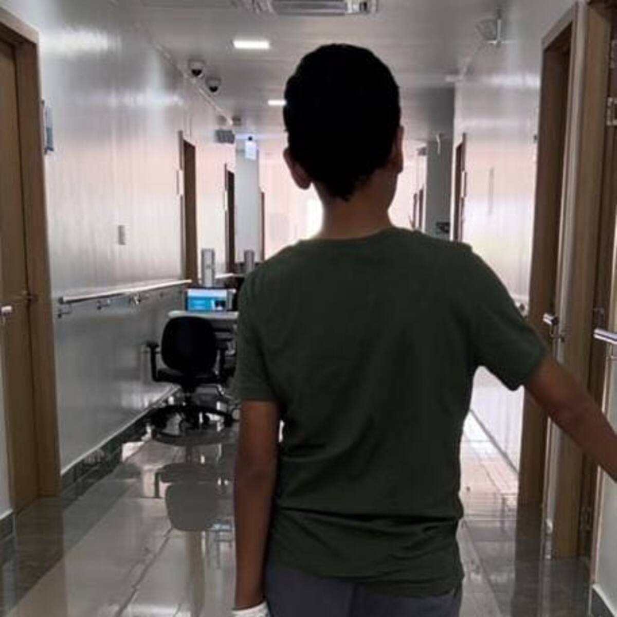 El drama de un niño al que le lesionaron el nervio ciático durante cirugía en Cartagena