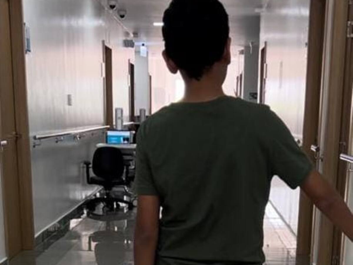 El drama de un niño al que le lesionaron el nervio ciático durante cirugía en Cartagena