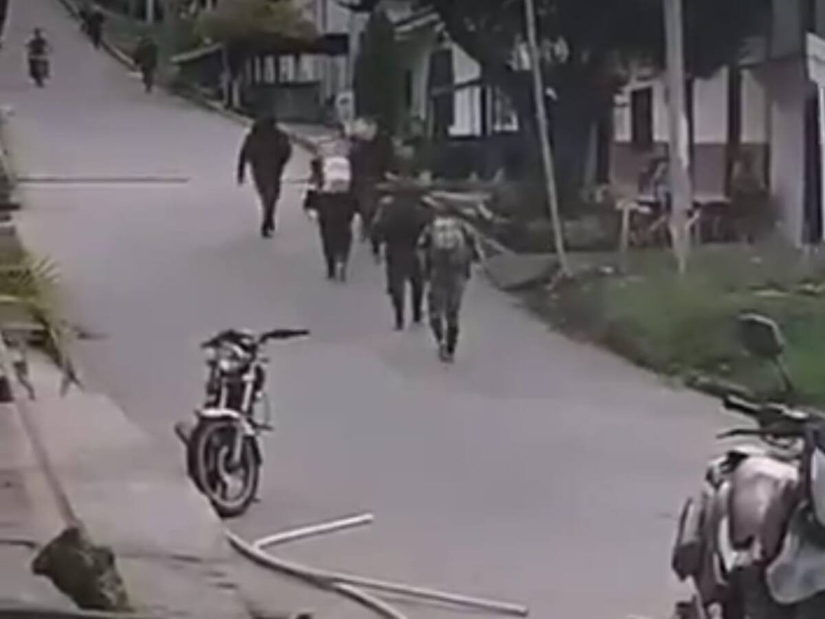 Miembros del ELN recorren vías de La Plata en el Huila