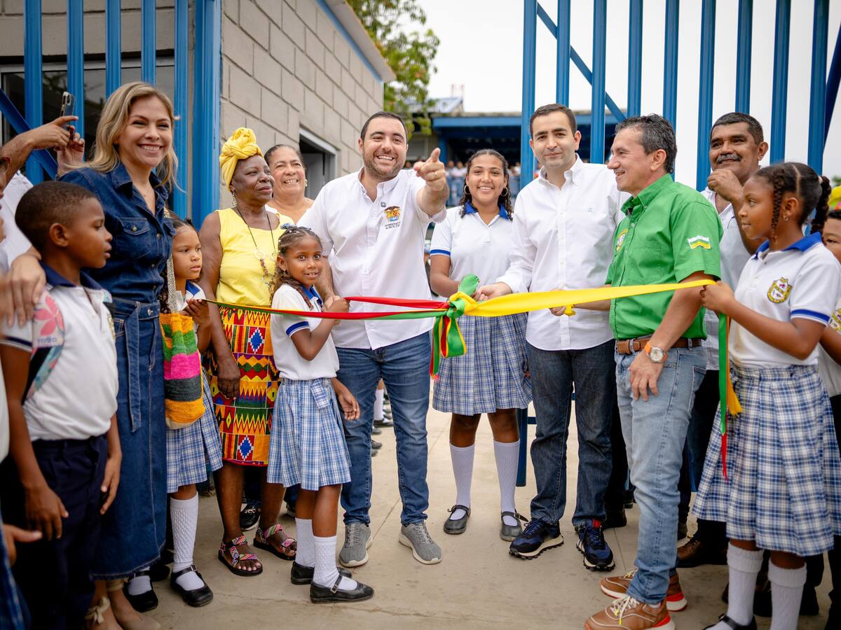 Gobernador de Bolívar Yamil Arana entregó megacolegio en Sincerín