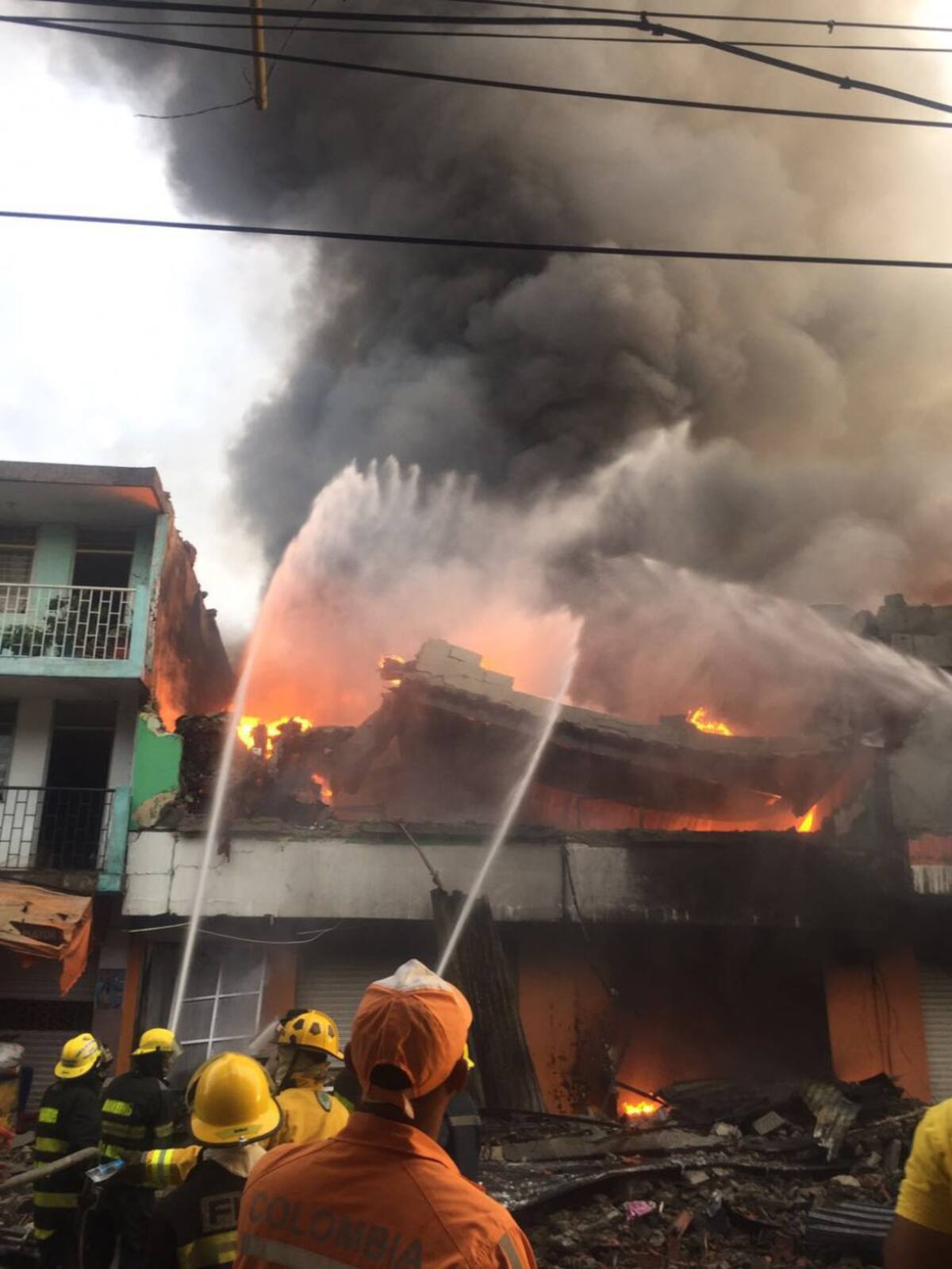 Por lo menos unas 200 personas han sido evacuadas de los edificios cercanos.