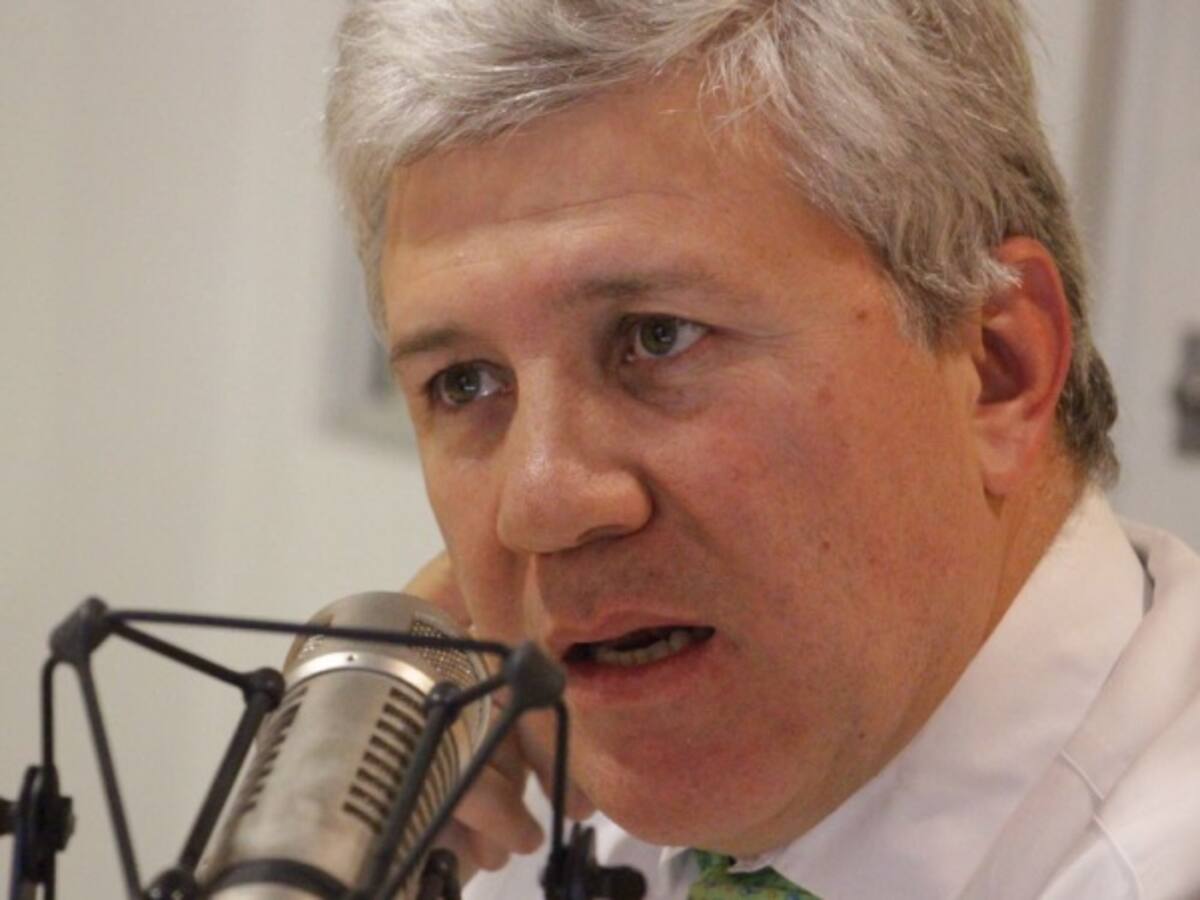 Que Duque explique lo económico y Petro el manejo de la salud: Londoño