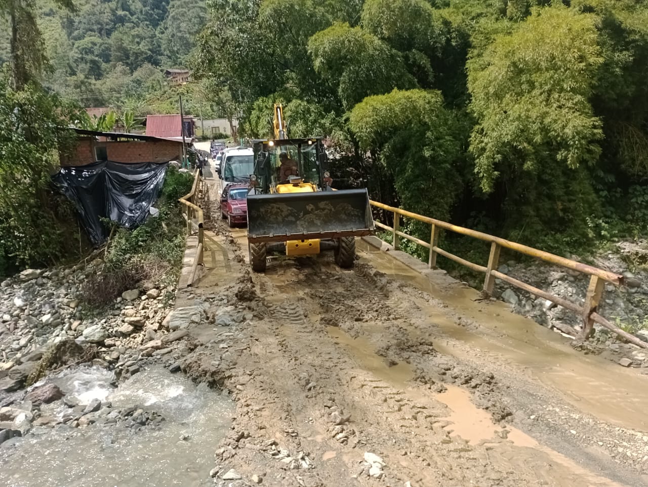 Maquinaria trabajando en la remoción de material de arrastre tras la creciente de la quebrada Bellavista.