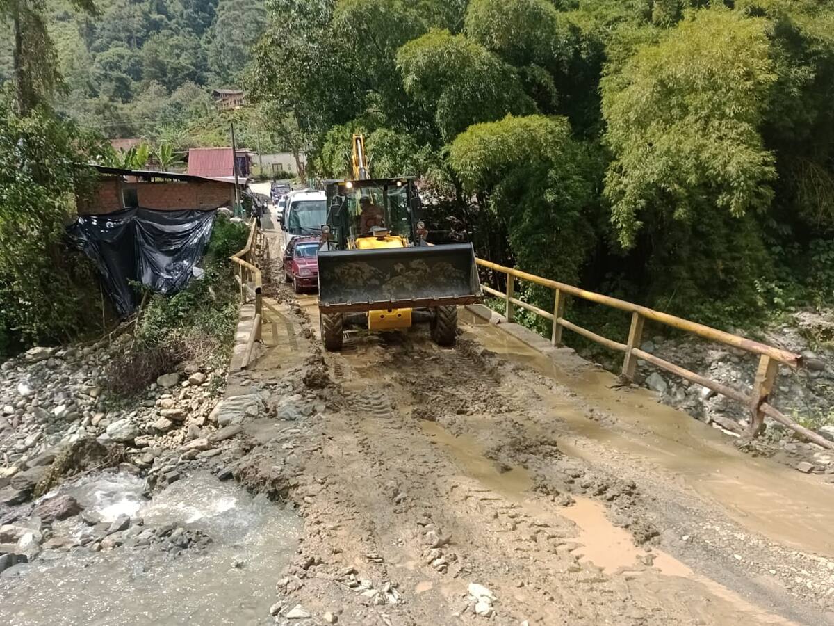 Habilitan paso de vehículos entre Villa Restrepo y Juntas en el Cañón del Combeima en Ibagué