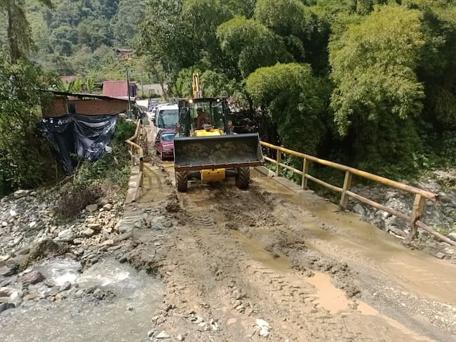 Maquinaria trabajando en la remoción de material de arrastre tras la creciente de la quebrada Bellavista.