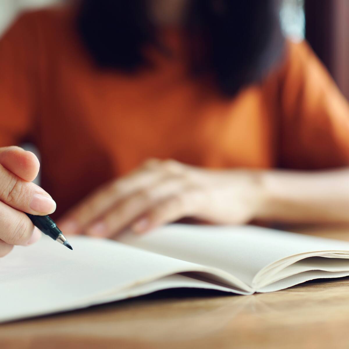 Así escribirían la letra “C” las personas que son infieles, según la grafología