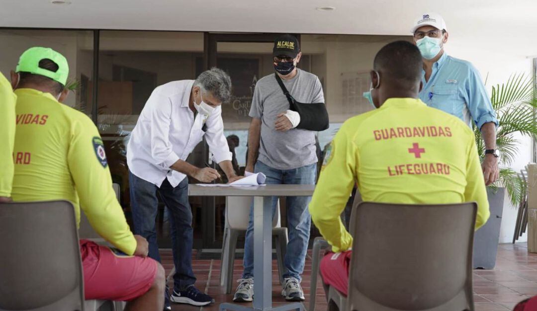 En presencia de los salvavidas, el Secretario del Interior y el Director de Distriseguridad firmaron el convenio que garantiza la contratación