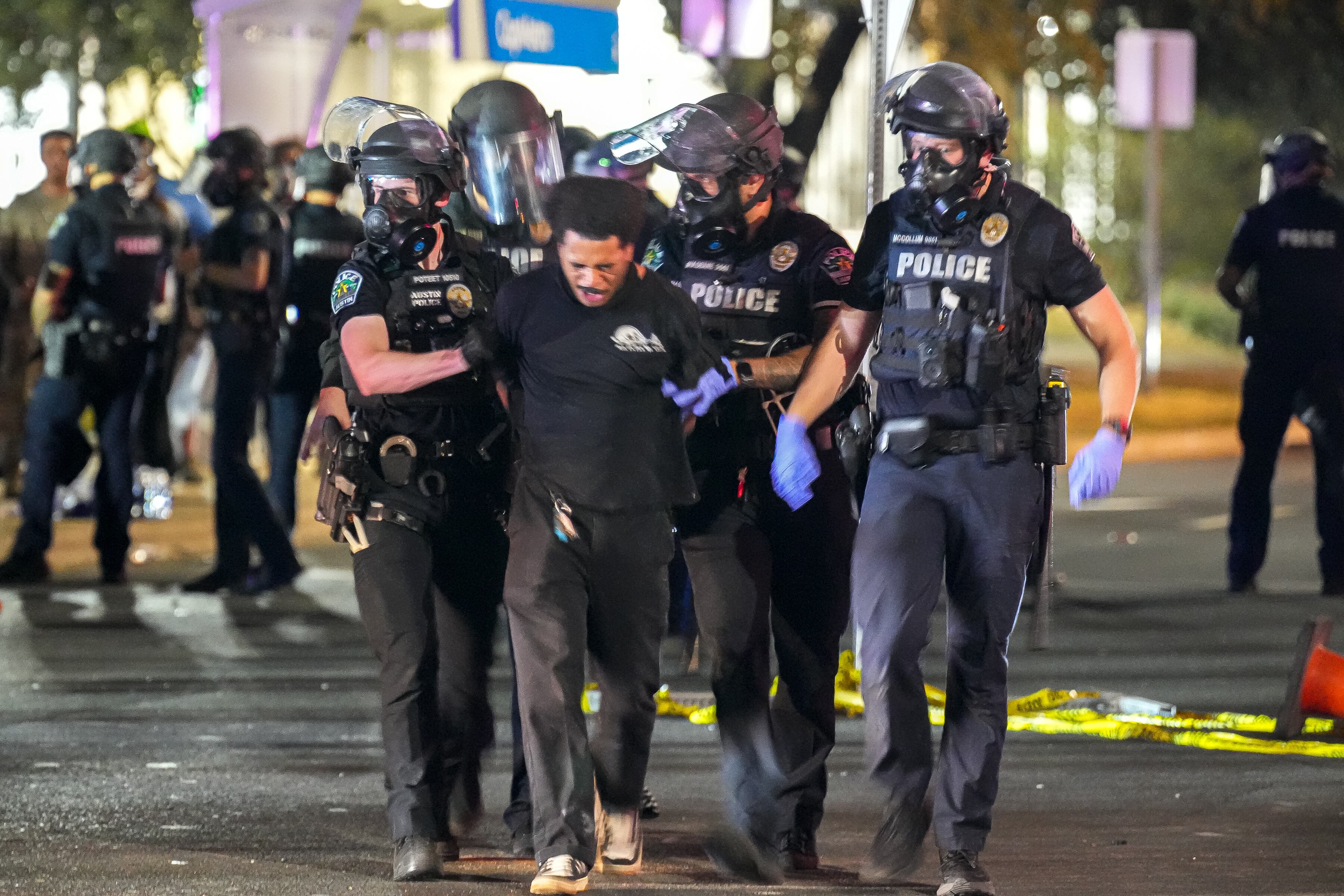 APD officers arrest a protester at the site where an I.C.E. agent shot Wilber Rafael Garces Perez at the intersection of Anderson Square and Research Boulevard on Sunday, Sep. 20, 2026 in North Austin. Imagen tomada de Getty Imagenes (Crédito: Austin American-Statesman/Hearst Newspapers / Colaborador)