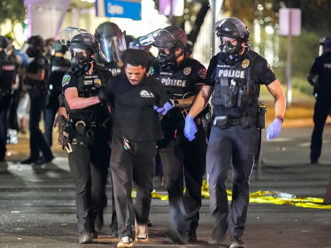 APD officers arrest a protester at the site where an I.C.E. agent shot Wilber Rafael Garces Perez at the intersection of Anderson Square and Research Boulevard on Sunday, Sep. 20, 2026 in North Austin. Imagen tomada de Getty Imagenes (Crédito: Austin American-Statesman/Hearst Newspapers / Colaborador)