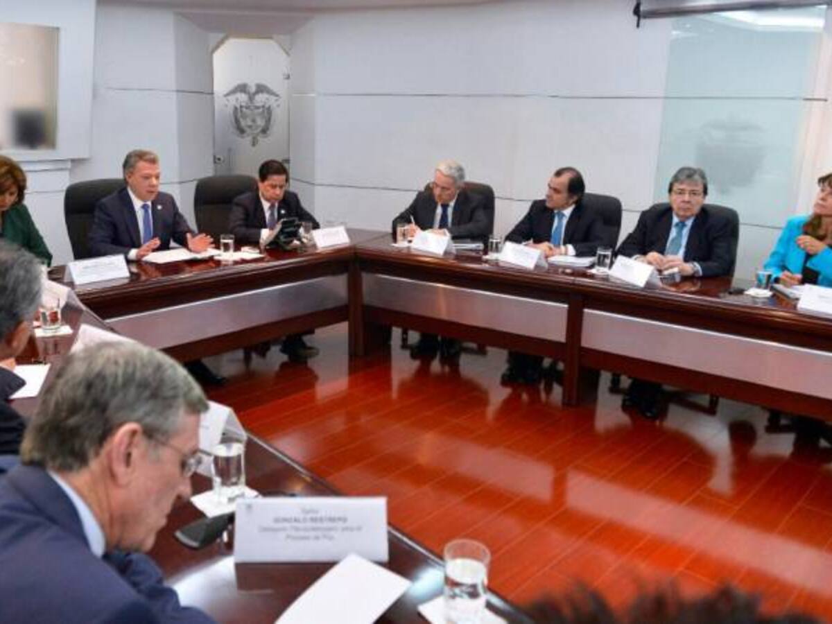 Reuniones para modificar acuerdos deben se públicas: Uribe