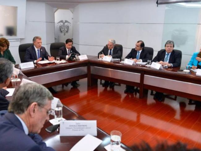 Reuniones para modificar acuerdos deben se públicas: Uribe