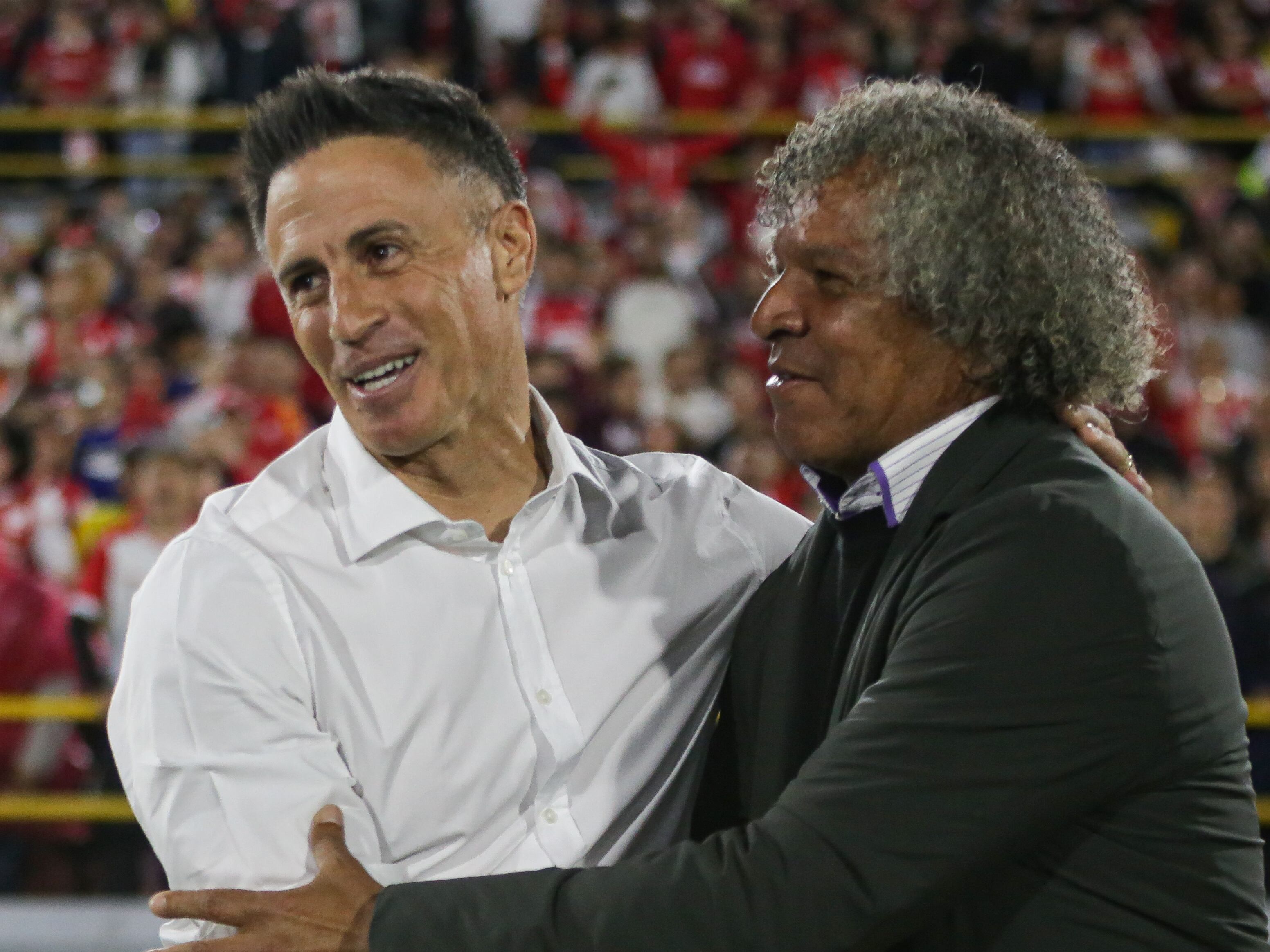 Pablo Peirano, DT de Santa Fe, y Alberto Gamero, DT de Millonarios. (Colprensa - Cristian Bayona).