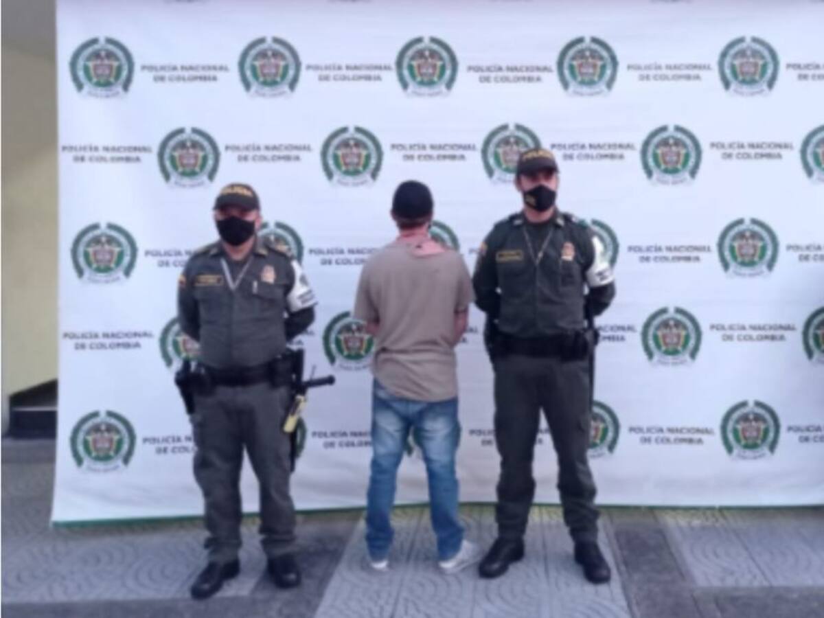 Hurtó licor de un almacén y agredió a los trabajadores del mismo