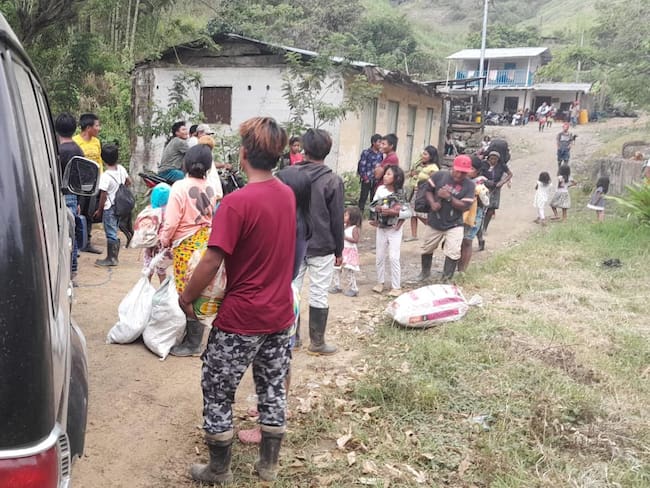 Entre los indígenas desplazados de la vereda El Palmar de Frontino, Antioquia, hay niños y mujeres embarazadas. Foto: Alcaldía de Frontino.