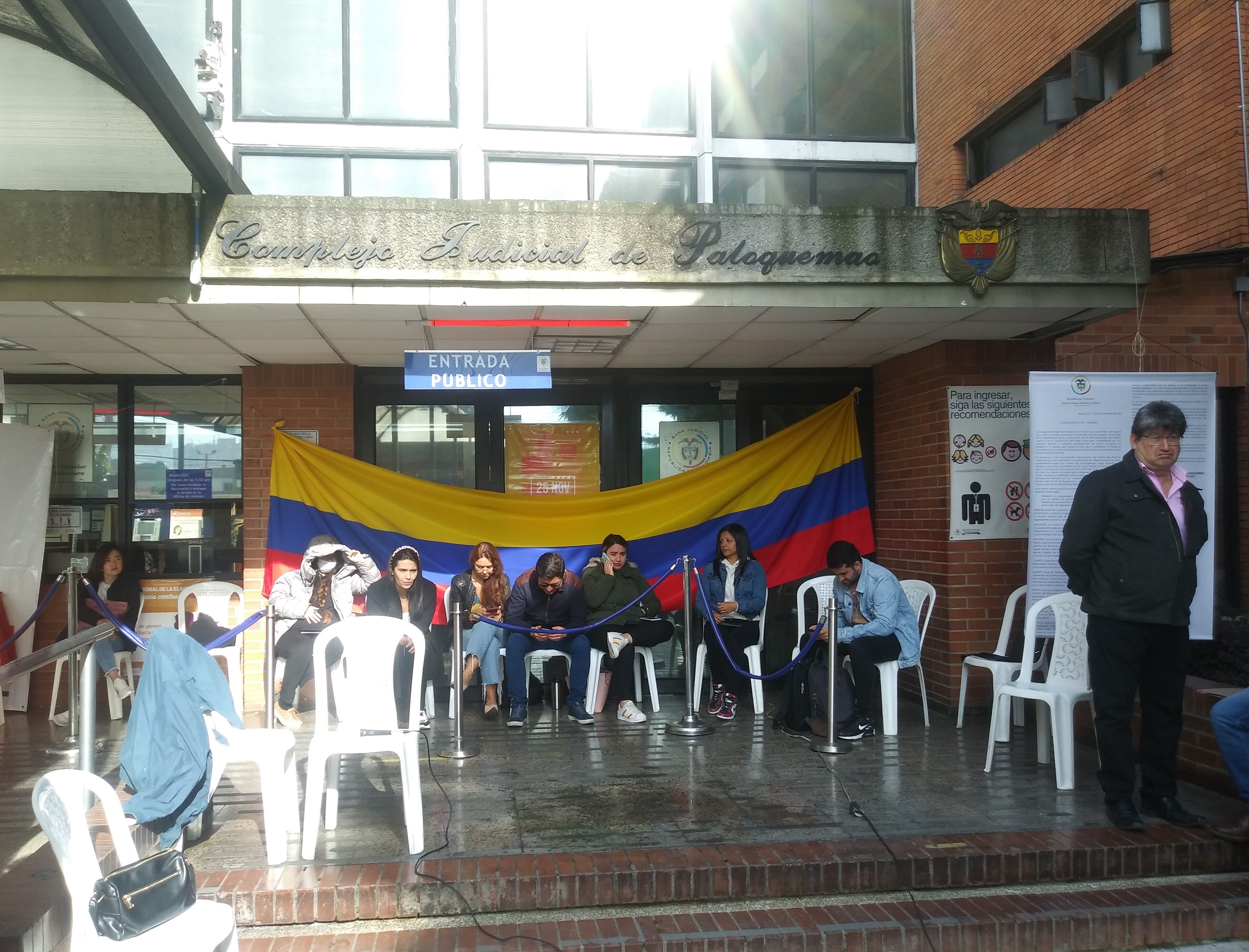 Plantón en los Juzgados Penales del Circuito de Paloquemao, en Bogotá / Foto: Caracol Radio