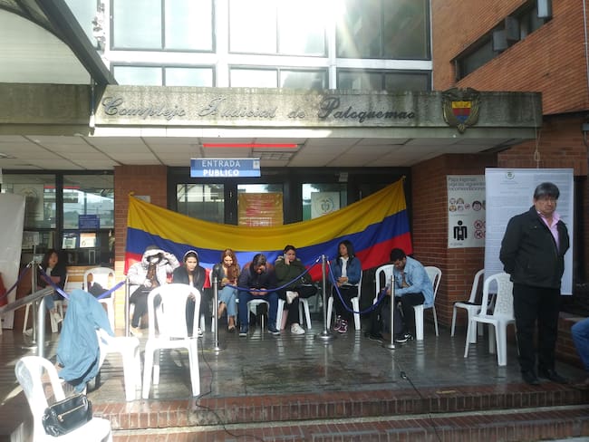 Plantón en los Juzgados Penales del Circuito de Paloquemao, en Bogotá / Foto: Caracol Radio