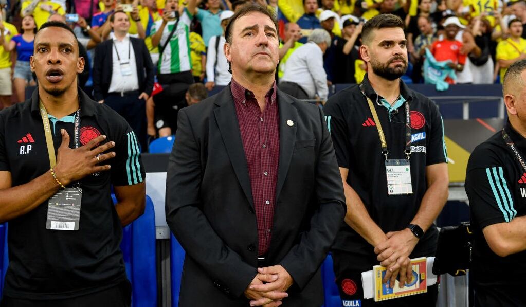 Néstor Lorenzo, entrenador de la Selección Colombia y a su lado izquierdo Amaranto Perea, asistente técnico (Photo by Alex Gottschalk/DeFodi Images via Getty Images)