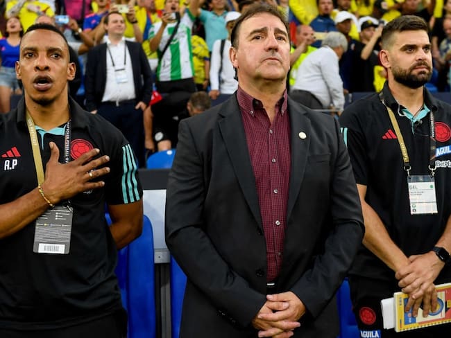 Néstor Lorenzo, entrenador de la Selección Colombia y a su lado izquierdo Amaranto Perea, asistente técnico (Photo by Alex Gottschalk/DeFodi Images via Getty Images)