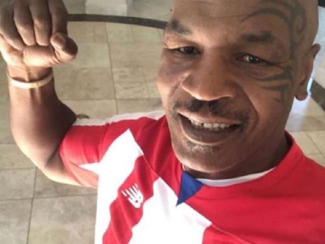 Mike Tyson causa furor al vestir la camiseta del Junior de Barranquilla