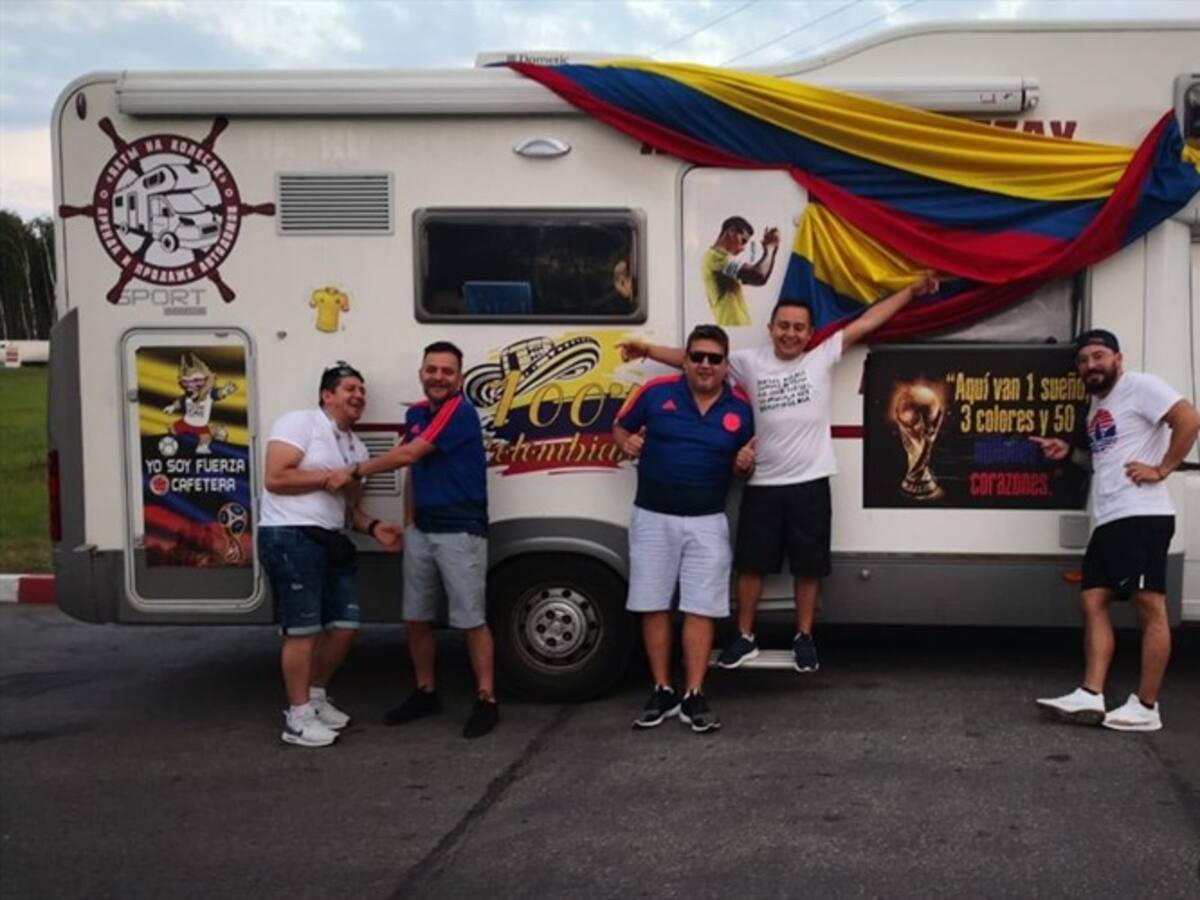Los colombianos que están recorriendo Rusia detrás de la Selección en una casa rodante