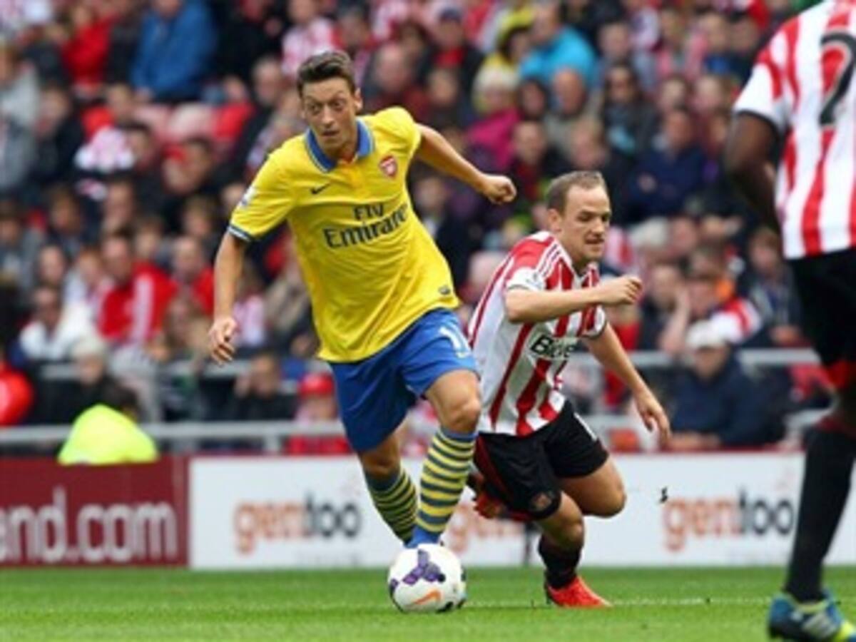 Özil guía al Arsenal en su victoria ante el Sunderland