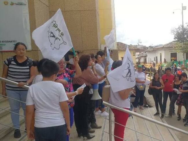 Nueva protestas de profesores en la gobernación de Santander