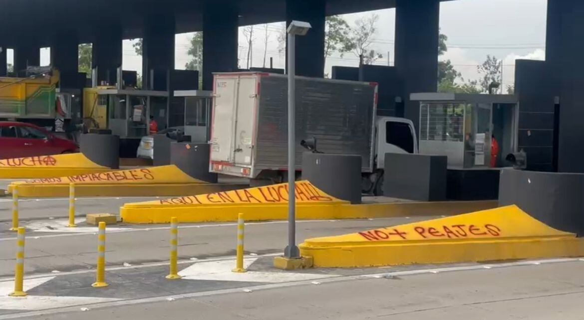 Peaje calle 13 vandalizado