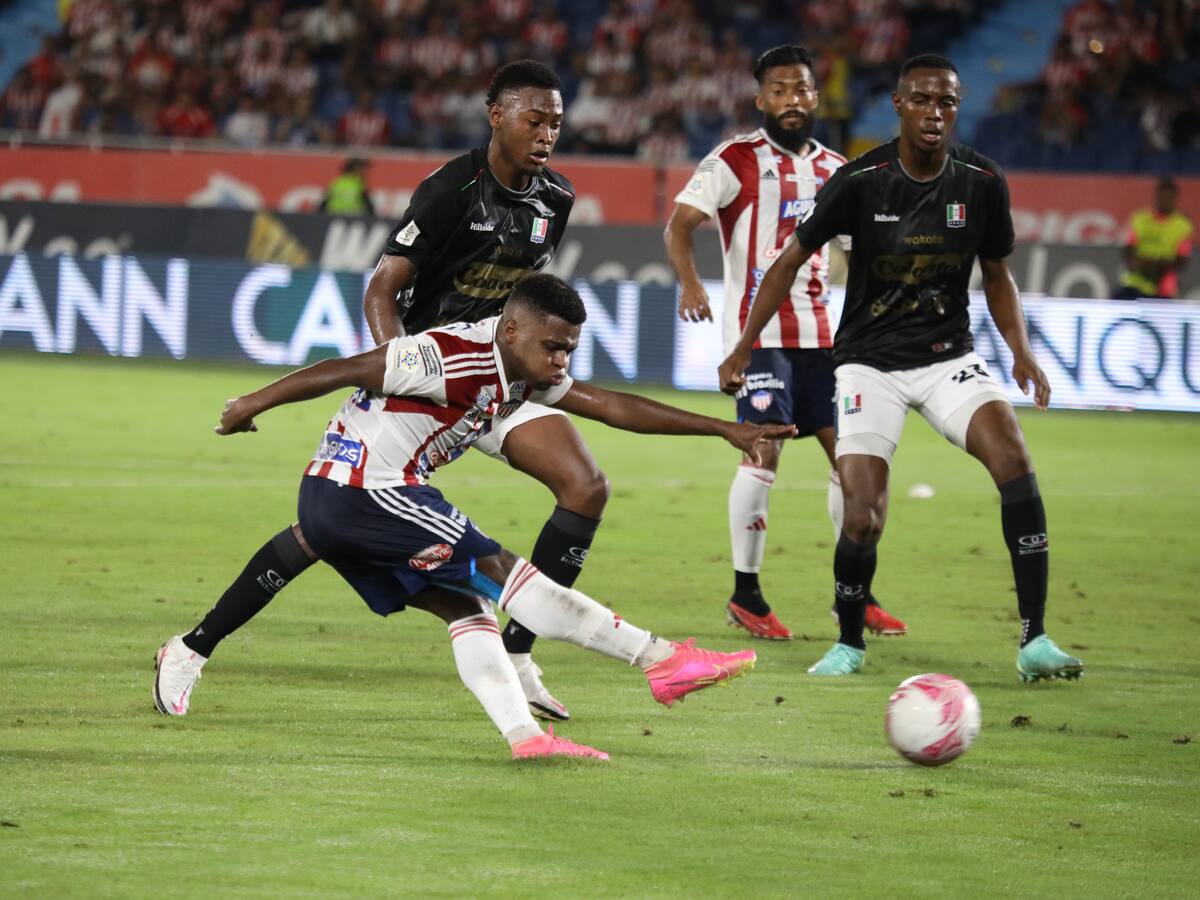 Junior y Once Caldas se baten en partido crucial por un cupo en los cuadrangulares