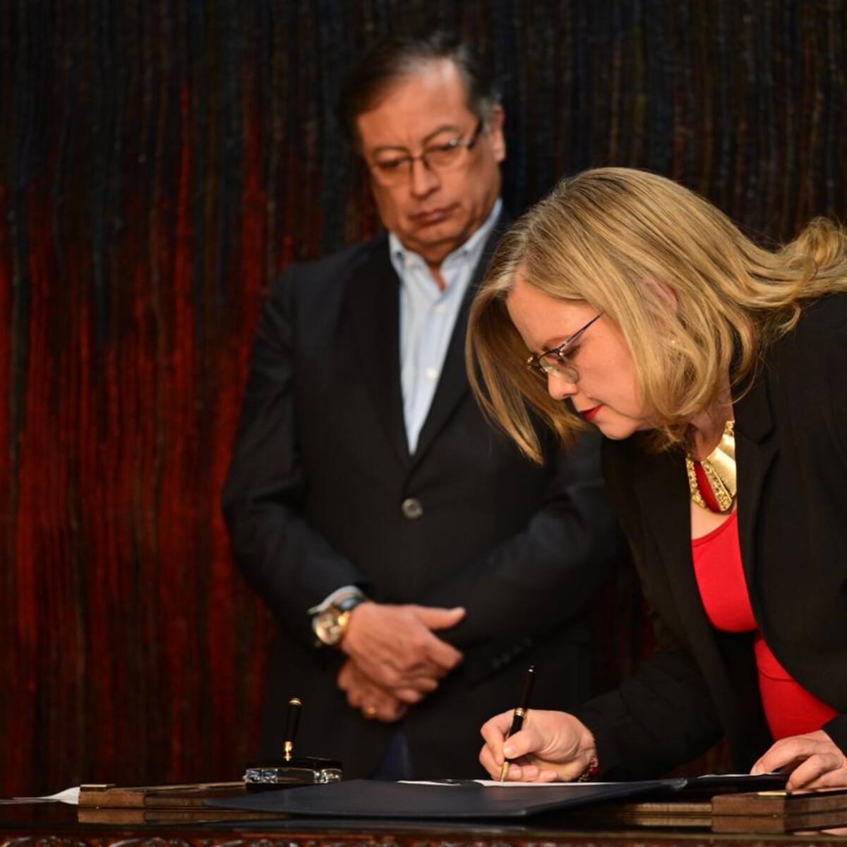 Petro posesiona a Astrid Cáceres en el ICBF y pide actuar contra la corrupción