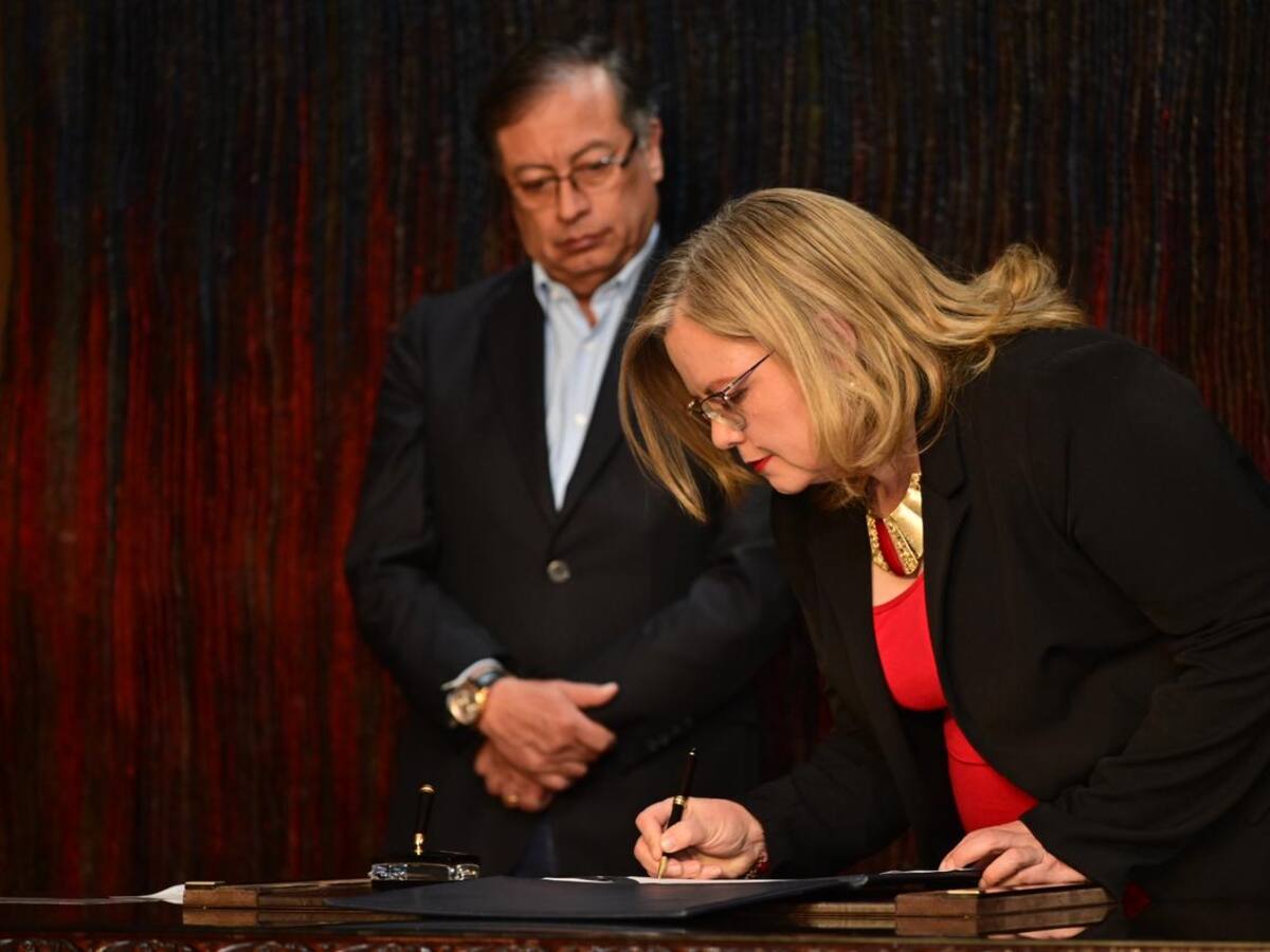 Petro posesiona a Astrid Cáceres en el ICBF y pide actuar contra la corrupción