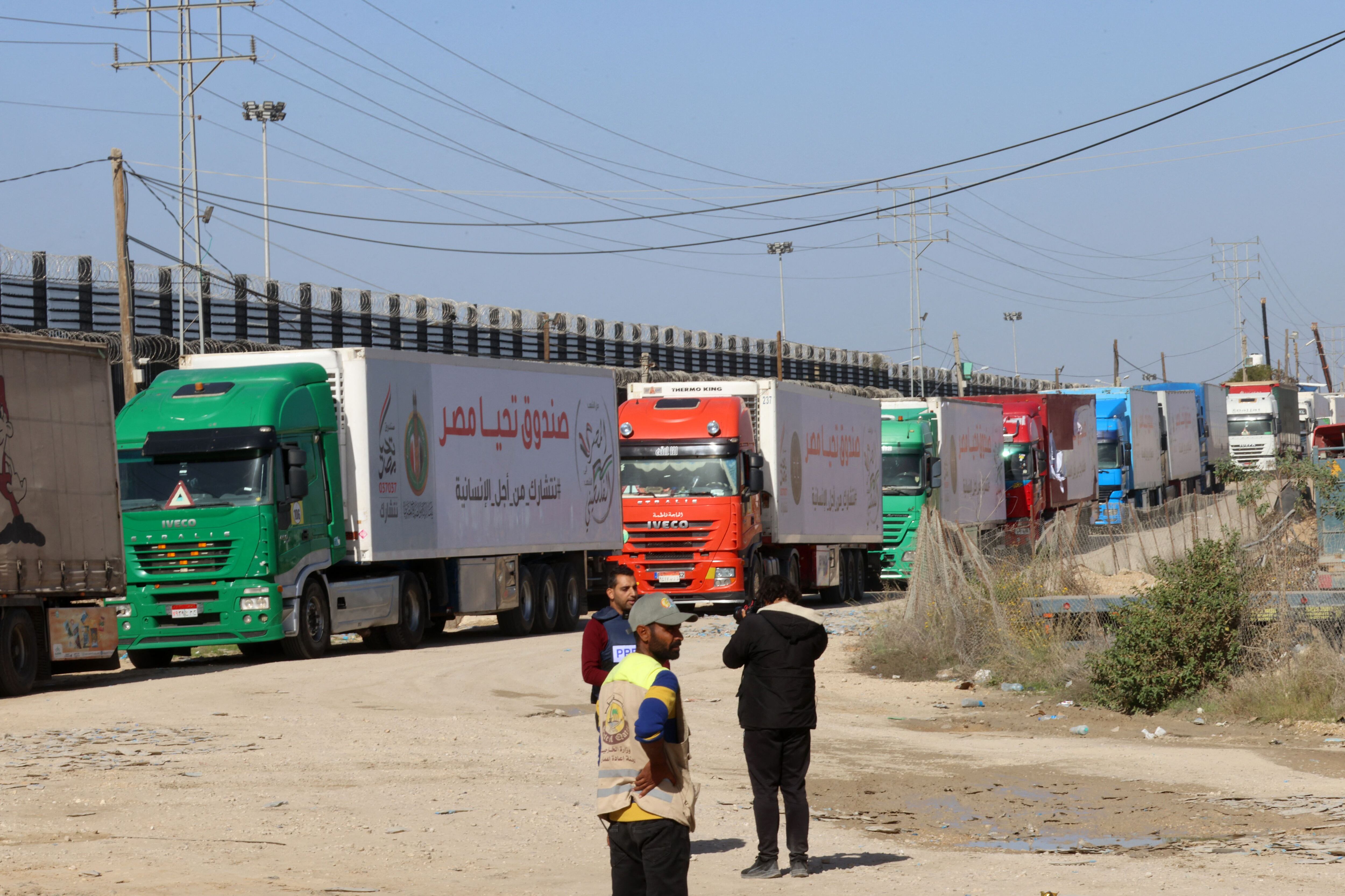Camiones que transportan ayuda humanitaria entran en la Franja de Gaza a través del cruce de Rafah con Egipto. (Foto de SAID KHATIB/AFP vía Getty Images)