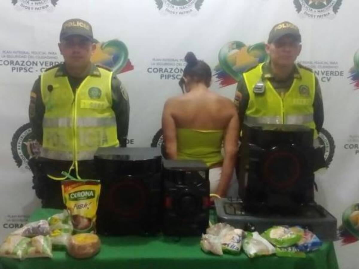Mujer le robó el mercado, la estufa y el equipo de sonido a su vecina