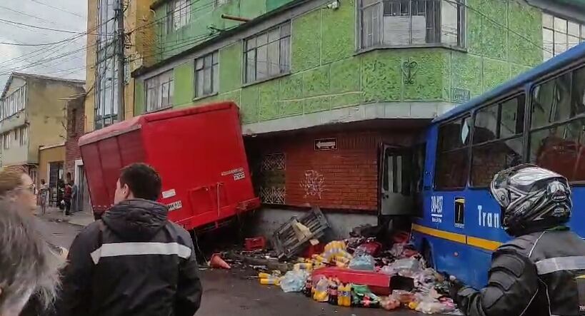 Bus del SITP se estrelló con otro vehículo y con una casa en Engativá