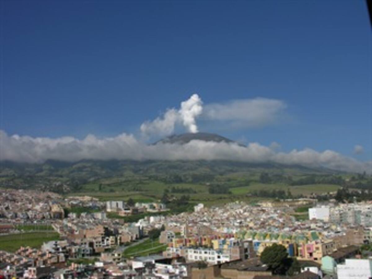 El volcán Galeras presenta emisiones de cenizas