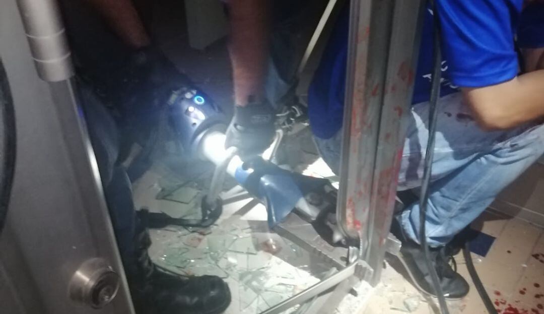 Rescatan a ladrón quedó atrapado en una puerta