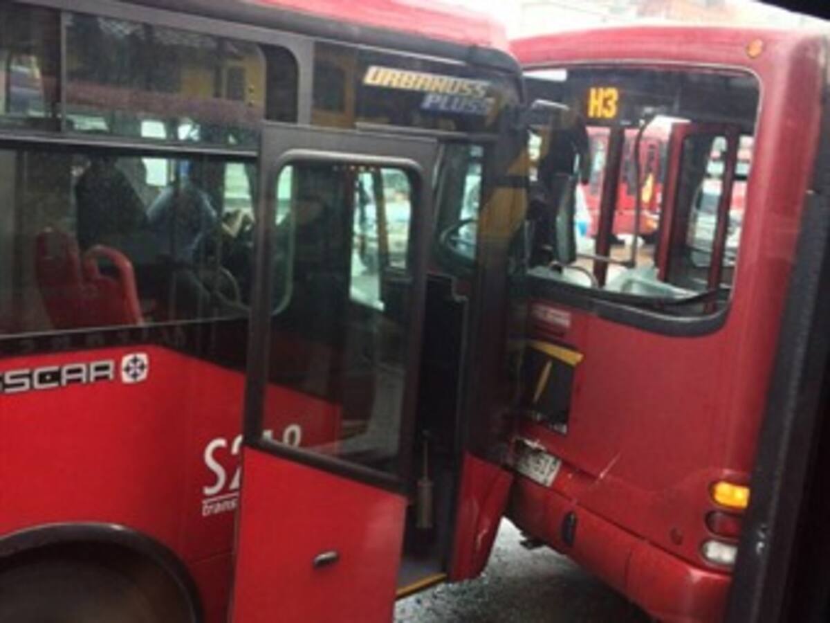 Ocho personas heridas por choque de dos articulados de Transmilenio