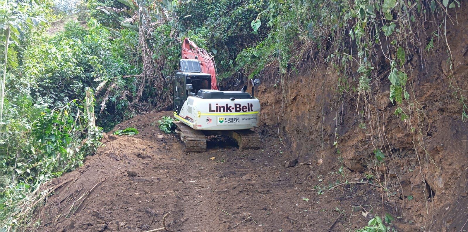 La maquinaria de Promueve Más removiendo un deslizamiento en el departamento de Caldas. Foto: Secretaría de Infraestructura de Caldas.
