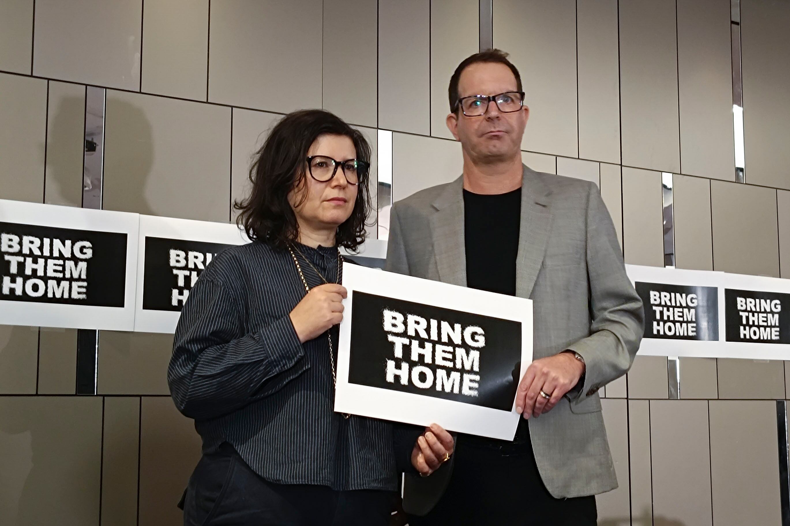 LONDRES, 12/10/2023.- Dos familiares británico-isralíes de rehenes de Hamás hicieron este jueves en Londres un llamamiento desesperado a gobiernos, medios y comunidad internacional para "traerlos a casa" ante lo que tildaron de "otro Holocausto" y la "mayor crisis de rehenes que el mundo ha afrontado en décadas". EFE/ Guillermo Garrido