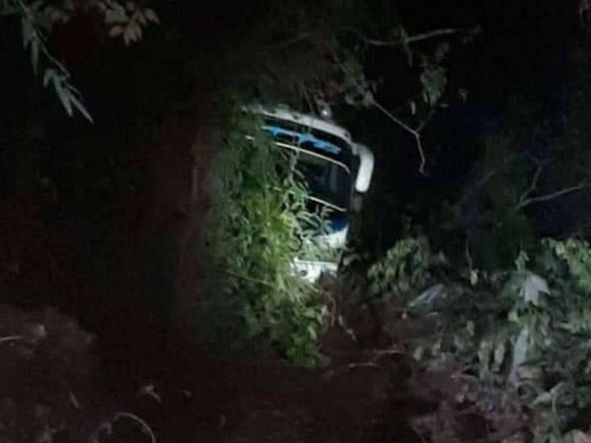 Un bus quedó atrapado por un deslizamiento de tierra
