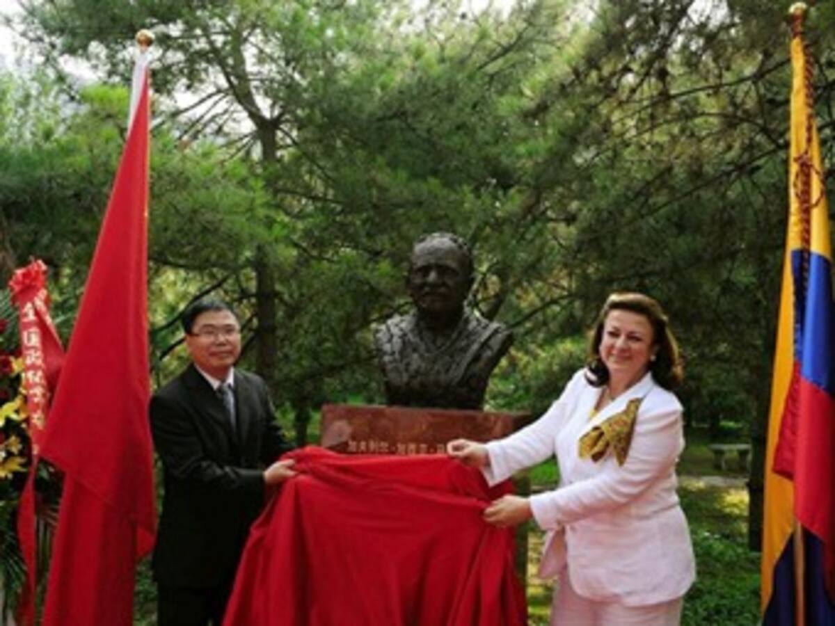 Colombia coloca un busto de García Márquez en el corazón de Pekín