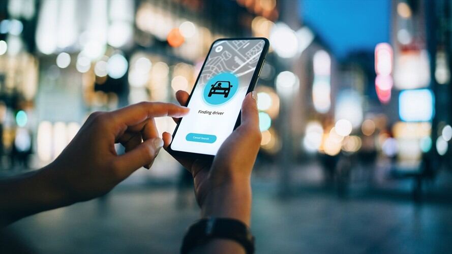 Aplicación de Transporte. Foto: Getty Images / Usuario de Beat denunció haber sido víctima de robo en un servicio de la aplicación