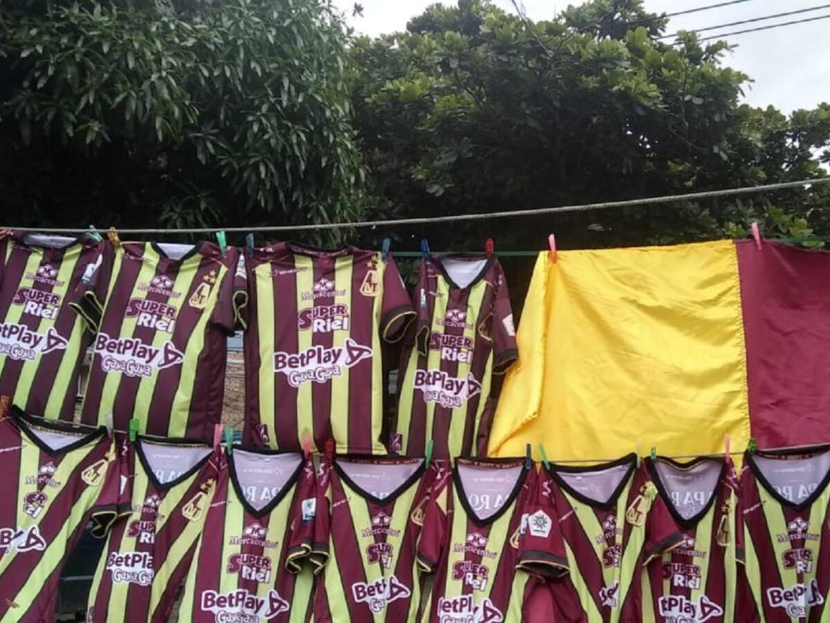 Comerciantes hacen su navidad con ventas de camisetas del Deportes Tolima