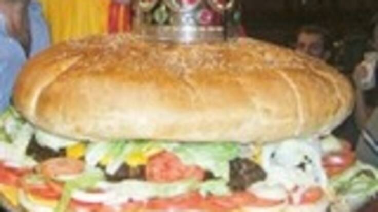 En Medellín, el 'comandante' Alfredo Castro intenta batir un récord gastronómico: comerse una hamburguesa gigante de 35 centímetros de diámetro